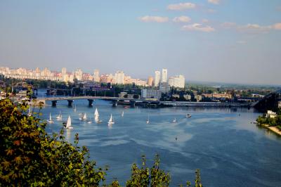 Парусная регата на фоне Гаванского моста в Киеве