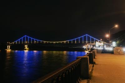 Пешеходный мост с вечерней иллюминацией в Киеве