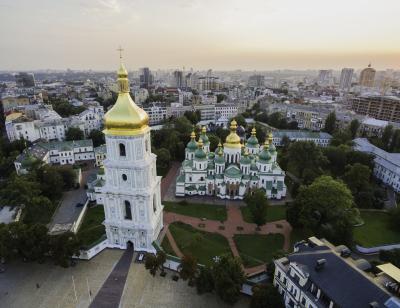 Вид с высоты на Софийский собор с колокольней в Киеве
