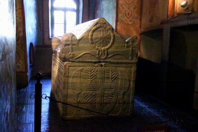 Саркофаг князя Ярослава Мудрого в Софийском соборе в Киеве