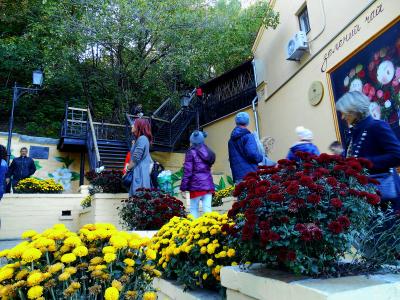 Дети возле лестницы на Замковую гору