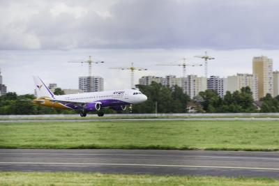 Літак компанії Yanair здійснює посадку в аеропорту Києва