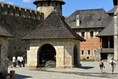 Подвір'я  Хотинської фортеці з колодязем