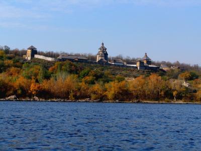 Вид с Днепра на комплекс Запорожская Сечь на Хортице