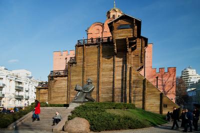 Общий вид реконструированных Золотых ворот в Киеве