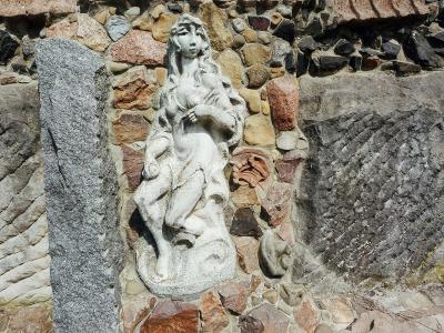 Скульптура жінки на подвір'ї луцького скульптора Голованя