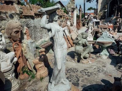 Скульптури на подвір'ї луцького будинку скульптора Голованя