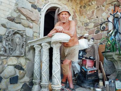 Скульптор Микола Головань на ганку свого будинку