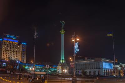 Монумент Независимости в вечернем освещении