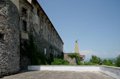 Вид на северный бастион с монументом "Турул" с восточного бастиона замка "Паланок"