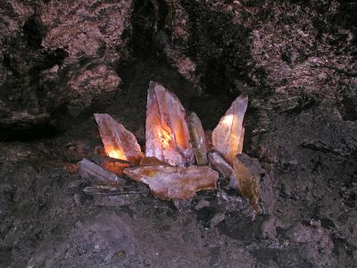 Подсвеченные кристаллы в пещере Озерная