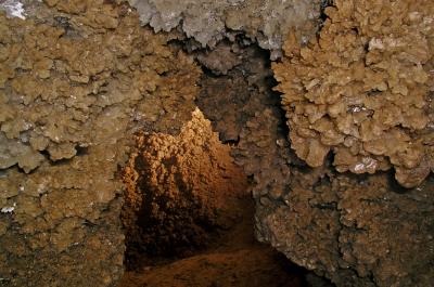 Подземный ход в пещере Хрустальной