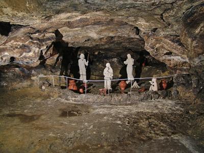 Реконструкция стоянки древних людей в пещере Вертеба