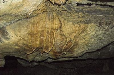 Кристаллы на потолке в пещере Млынки