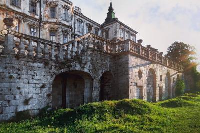 Вид снизу на террасу Подгорецкого замка