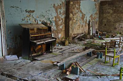 Остатки мебели и пианино в детском саду Припяти