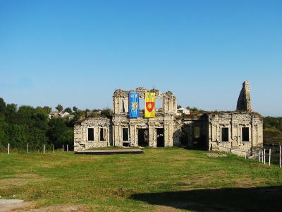 Руины Скала-Подольского замка со знаменами