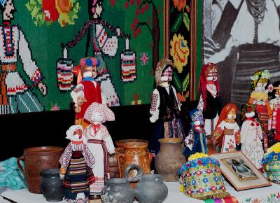 Куклы-мотанки и другие экспонаты в этногалерее "Наследие"