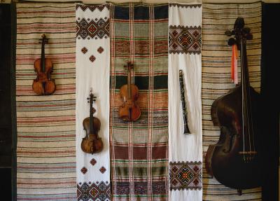 Скрипки и контрабас на фоне рушников в Закарпатском краеведческом музее