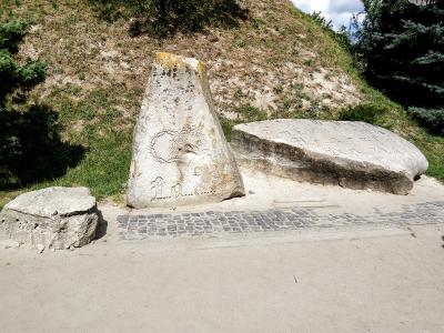 "Камень тамплиеров" во дворе Золочевского замка