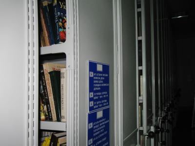 Стелажі з книгами у бібліотеці Острозької академії