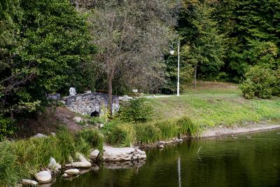 Кам'яний місток біля ставка у київському парку "Феофанія"