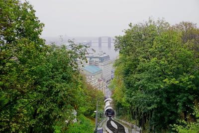 Вид на Поділ та міст з верхньої станції фунікулеру у Києві