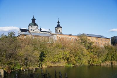 Вид на монастырь Кармелитов Босых со стороны реки