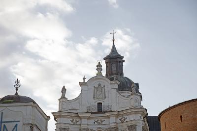 Фронтон Маріїнського костелу монастиря Кармелітів Босих у Бердичеві