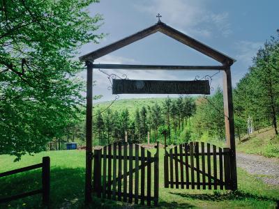 Дерев'яні ворота на вході до урочища "Монастирок"