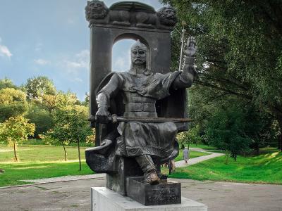 Памятник Ярославу Осмомыслу во Владимире-Волынском