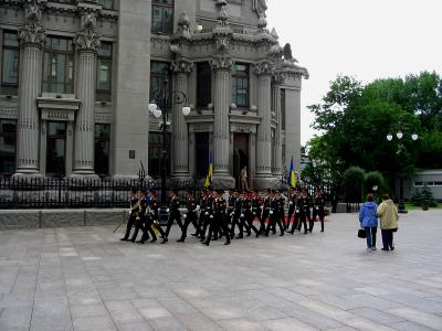 Батальон почетного караула возле дома Городецкого в Киеве