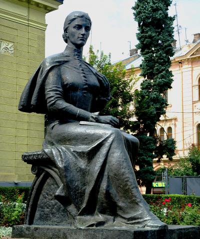 Памятник Ольге Кобылянской возле Черновицкого музыкально-драматического театра