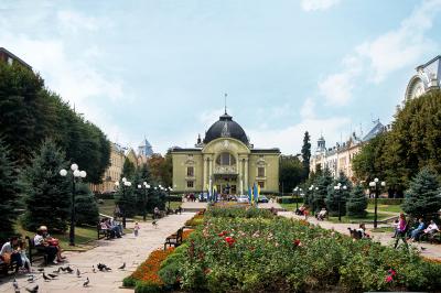 Панорама Театральної площі перед Чернівецьким театром імені Ольги Кобилянської