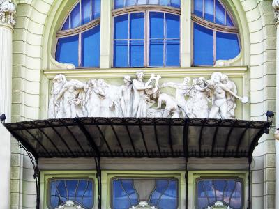 Композиция с горельефом персонажей античной культуры над входом в Черновицкий драматический театр