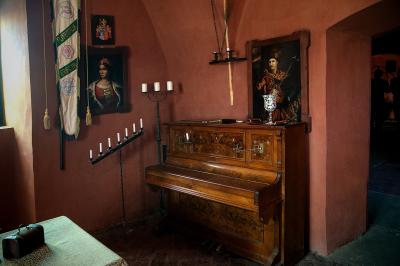 Фортепиано в интерьере замка Сент-Миклош