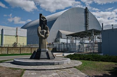 Пам'ятник ліквідаторам аварії на Чернобильській АЕС на оглядовому майданчику біля саркофагу