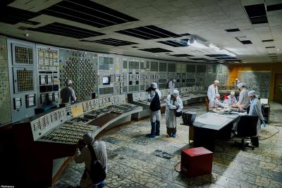 Люди в белых халатах в зале управления Чернобыльской АЭС