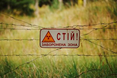 Знак забороненої зони висить на колючих дротах у Чорнобилі