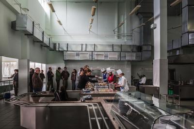 Туристи з Чорнобильської зони отримують обід у їдальні
