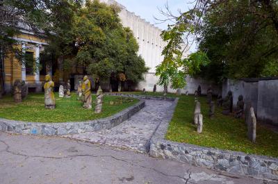 Скифские и половецкие каменные бабы возле исторического музея имени Дмитрия Яворницкого в Днепре