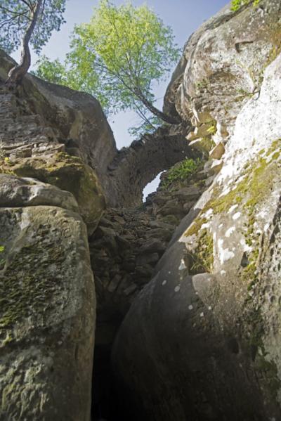 Прохід між скель Довбуша біля села Бубнище