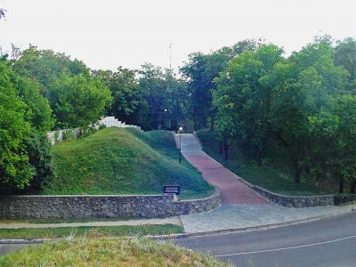 Дорожка между валами крепости святой Елизаветы в Кропивницком