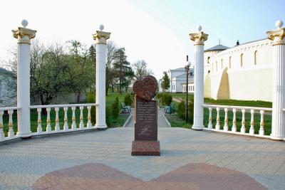 Памятник на Аллее влюбленных в имении Голицыных в Тростянце