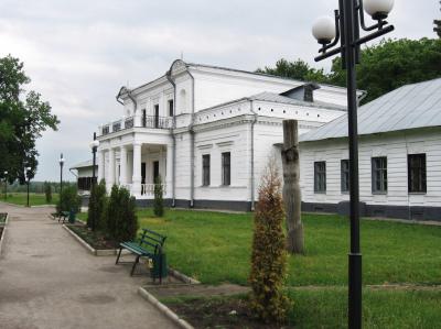 Дворец Голицына в Тростянце - вид сбоку