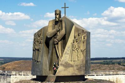 Памятник Петра Конашевича-Сагайдачного возле Хотинской крепости