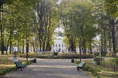 Главная аллея парка в Качановке с дворцом на заднем плане