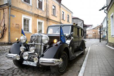 Ретро-автомобиль на фестивале в Каменце-Подольском