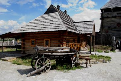 Віз та дерев'яна хата у комплексі Запорізька Січ на Хортиці
