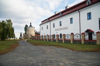 Кельи монастыря и круглая башня Летичевского замка